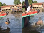Chàng trai bị chơi khăm khi nằm mắc võng hóng mát trên sông
