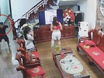 Chồng lầy lội trêu vợ tập thể dục