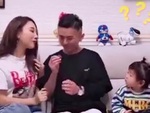 Bé gái hờn dỗi vì bố mẹ ăn uống ngó lơ mình