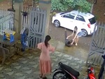 Hai vợ chồng thay nhau 'vồ ếch' vì dốc cổng trơn trượt