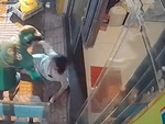 Cô gái quê một cục khi ngã trước mặt chàng shipper