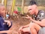 Thanh niên xây xẩm mặt mày khi chơi trò lật chai nước