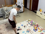 Chồng mải mê xem điện thoại hốt hoảng tìm con