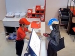 Camera an ninh bóc mẽ cô gái làm 'ảo thuật' trộm tiền thối