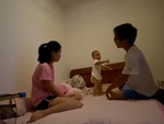 Pha diễn sâu cực ngầu của bé trai khi chơi cùng bố mẹ