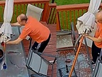 Người đàn ông đứng hình khi làm vỡ bàn kính