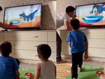Hai con cười thích thú vì nghĩ bố có siêu năng lực