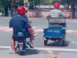 Hai thanh niên chờ đèn đỏ hoảng hồn với tài xế lái xe ba gác