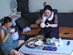 Mẹ chán không buồn nói khi con gái ngồi ăn làm đổ bát cơm