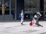 Hai bé trai hằng ngày đi học về khịa nhau nhảy hip hop