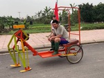 Người đàn ông chế tạo ngựa sắt ngồi đi dạo phố