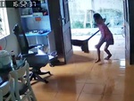 Bé gái bất ngờ chăm chỉ khi nghe tiếng xe máy bố về