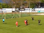 Thủ môn bắt penalty cản được bóng nhưng vẫn bị thủng lưới