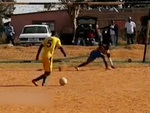 Thủ môn bắt penalty quê một cục khi bị đối thủ lừa dễ dàng