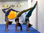 Cười sảng với màn trồng chuối lỗi của chị em khi tập yoga