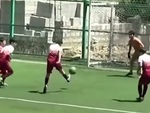 Thủ môn bị đồng đội 'báo hại' thủng lưới