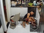 Bố đỡ không nổi với con gái tấu hài khi nhờ lấy ghế