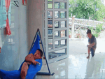 Bé trai nằm võng hoảng hồn khi chạm mặt với 'bé na'