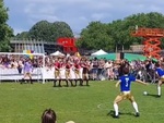 Hai đội đá bóng phong cách múa ballet tấu hài