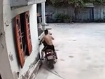 Sáng sớm chồng 'vồ ếch' khi kiểm tra xe máy giúp vợ