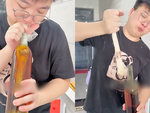 Vợ hối hận khi thách đố chồng lấy nút bần bị rơi trong chai