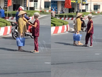 Cười ngất với 2 cụ bà 'gặp nhau rồi thật khó lìa xa'