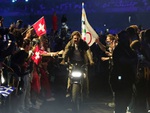 Nam tài tử Tom Cruise ngầu đét trong lễ bế mạc Olympic 2024