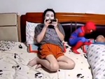 Con trai tinh nghịch đóng giả người nhện làm bố hoảng hồn
