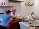 Con trai phối hợp ăn ý khi thấy bố xuất chiêu