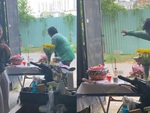 Cô chủ thả tim khi được người đàn ông giật gà cúng rắc giùm gạo muối