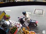 Chàng trai vờ mua nước để trộm máy ép cam