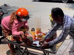 Người phụ nữ giật cô hồn suýt mất con gà cúng