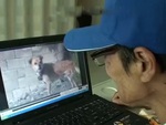 Cụ ông bật khóc vì không ngờ chú chó còn sống và đợi mình sau vụ cháy