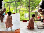 Bé gái bắt chước dáng đi khom lưng của bà
