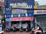 Ảnh vui 10-9: Cơn gió thổi bay bảng hiệu tạo chữ 'lo âu'