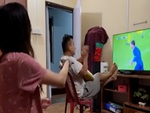 Chồng ngậm ngùi câm nín khi vợ bầu giành tivi