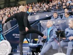 HLV Pep Guardiola của Man City tung cước vì giận trọng tài