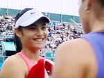 Raducanu bị ‘ném đá’ vì tươi cười sau khi bỏ cuộc ở Korea Open