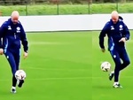 HLV Ten Hag của Man Utd gây sốt với kỹ năng chơi bóng điêu luyện