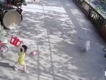 Chú chó bị cô chủ nhỏ cho 'ăn ghế' vì sủa bậy