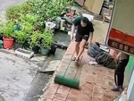 Chàng trai bị cuộn lưới biến thành trò cười