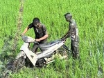 Hai thanh niên nhuộm bùn vì lao xe máy xuống ruộng lúa