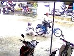 Chàng trai rồ ga xe máy làm bạn gái ngã dập mông