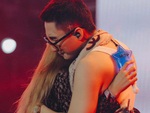 Ảnh vui 1-1: Cận cảnh biểu cảm của Sơn Tùng khi được fangirl ôm