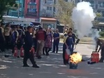 Nữ sinh cầm bình cứu hỏa dập lửa kiểu 'độc lạ Bình Dương'