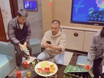 Thanh niên nói dối vợ đi làm để nhậu
