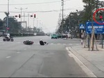 Thanh niên chạy xe máy ngã lộn nhào khi gặp đèn đỏ