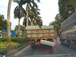 Tài xế thoát nạn nhờ lái ô tô đi chậm, giữ khoảng cách