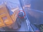 Hai nữ sinh thoát chết trong gang tấc khi cố vượt xe tải