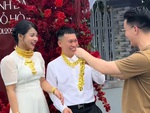 Cô dâu chú rể cười sảng với quà cưới lầy lội của bạn thân